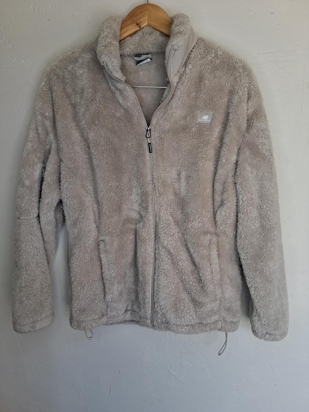 New Balance Women’s M Sherpa Fleece Jacket Beige Taupe Full Zip Cozy Outdoor - Picture 2 of 8